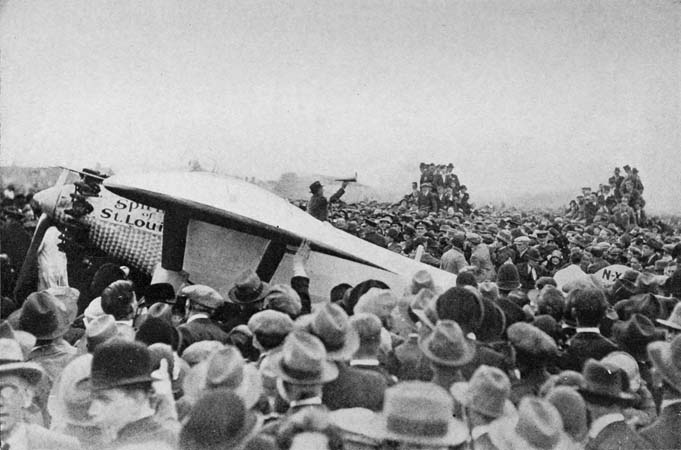 CROWDS PRESSING AROUND “THE SPIRIT OF ST. LOUIS”